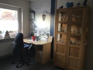 een kamer met een bureau, een stoel en een raam bij connysferienwohnung in Bad Laasphe