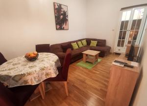 ein Wohnzimmer mit einem Sofa und einem Tisch in der Unterkunft Zagreb Creative Apartments APP 5 in Zagreb