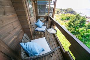 Rõdu või terrass majutusasutuses Awaji Seaside Log house in Goshiki 1