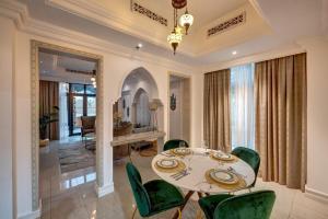 Gallery image of Durrani Homes - Persian Luxury at Souk Al Bahar with Private Jaccuzi in Dubai