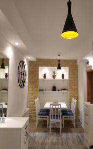 une salle à manger avec une table et des chaises blanches dans l'établissement Apartments Beka, à Žabljak