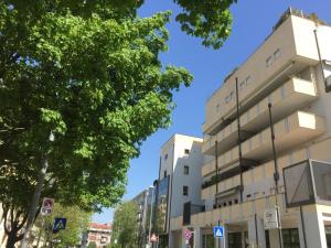 uma linha de edifícios numa rua da cidade em Residenza San Felice em Vicenza