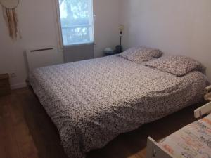 un dormitorio con una cama y una ventana en T3 Saint Cyr sur Mer 83270, en Saint-Cyr-sur-Mer