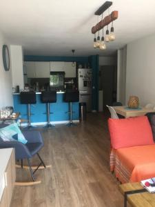 een woonkamer met een bank en een keuken bij T3 Saint Cyr sur Mer 83270 in Saint-Cyr-sur-Mer