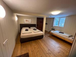 多恩比恩的住宿－Wood Lodge，小房间,配有床和床,西德西德西德