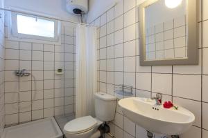 A bathroom at Argo Pension