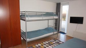 Cette chambre comprend 2 lits superposés et une télévision. dans l'établissement Børglum Mejeri Hotel, à Børglum