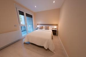 Posteľ alebo postele v izbe v ubytovaní Apartamentos Palacio de Yolanda