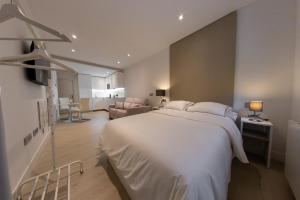 Posteľ alebo postele v izbe v ubytovaní Apartamentos Palacio de Yolanda