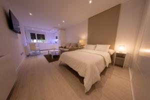 Posteľ alebo postele v izbe v ubytovaní Apartamentos Palacio de Yolanda