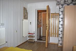 Pokój z drzwiami otwieranymi na pokój z białymi ścianami w obiekcie Private Zimmervermietung w Wiedniu
