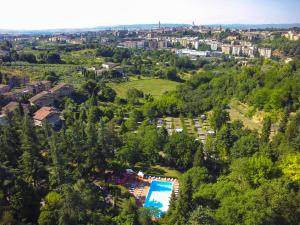 Una vista aérea de un complejo turístico con piscina y árboles. en Camping Siena Colleverde, en Siena