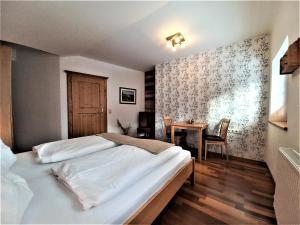 sypialnia z dużym łóżkiem i stołem w obiekcie Appartement Thunhart Manfred & Doris w mieście Altenmarkt im Pongau +37 zdjęć