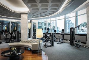 Fitness centrum a/nebo fitness zařízení v ubytování Grande Centre Point Hotel Terminal21
