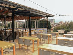 Un restaurant sau alt loc unde se poate mânca la Rion Hostel Bogor