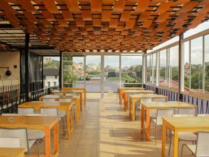 Un restaurant sau alt loc unde se poate mânca la Rion Hostel Bogor