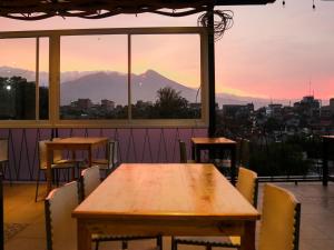 O vedere generală la munți sau o vedere la munte luată de la acest hostel