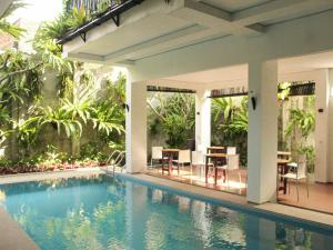 Piscina de la sau aproape de Rion Hostel Bogor