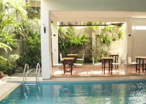 Piscina de la sau aproape de Rion Hostel Bogor