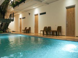 Piscina de la sau aproape de Rion Hostel Bogor