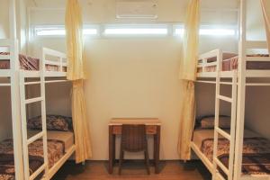 Un pat sau paturi într-o cameră la Rion Hostel Bogor