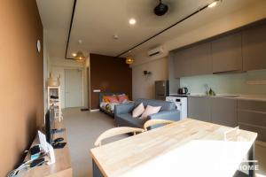 サイバージャヤにある9am-5pm, SAME DAY CHECK IN AND CHECK OUT, Work from Home, Comfy & Quiet Tamarind Suites-Cyberjaya by Flexihome-MY,のキッチン、リビングルーム(ソファ、テーブル付)