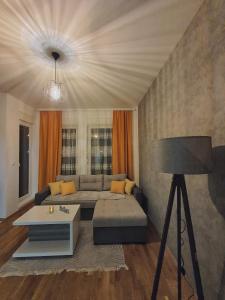 Zara Apartman 1 في بيه لينا: غرفة معيشة مع أريكة وطاولة