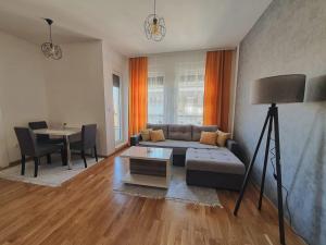 Zara Apartman 1 في بيه لينا: غرفة معيشة مع أريكة وطاولة