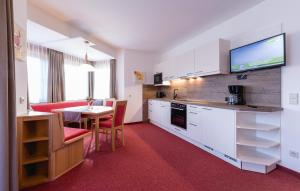 Kuchnia lub aneks kuchenny w obiekcie Landhaus Rosengartl