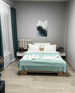 - une chambre avec un lit et des serviettes dans l'établissement Подворье, à Moscou