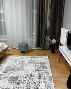 - un salon avec un pouf bleu et un tapis dans l'établissement Подворье, à Moscou