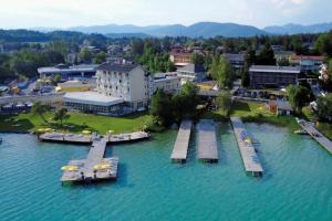 eine Luftansicht auf einen Fluss mit einem Dock in der Unterkunft Appartements Peter in Sankt Kanzian am Klopeiner See