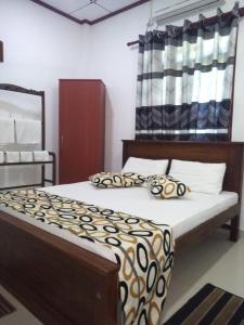 ein Schlafzimmer mit einem großen Bett mit in der Unterkunft Villa seaside in Bentota