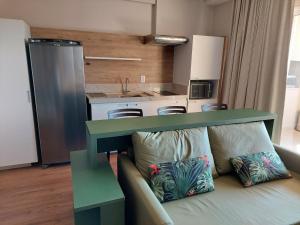 un soggiorno con divano e cucina di Hot Beach Suites Olímpia a Olímpia