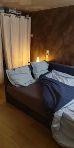 uma cama num quarto com uma luz em Suite cosy 2 chambres et sdb privative em Blagnac