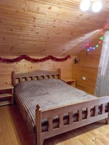 Holiday Home Melodiya Karpat في ياريمتشي: غرفة نوم مع سرير في كابينة خشب