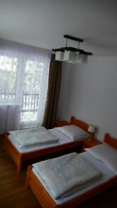 מיטה או מיטות בחדר ב-Apartamenty Bogusia Korbielów Pilsko