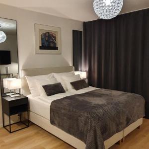 una camera da letto con un grande letto bianco con due cuscini di Myplace in Oulu Studio Koulukatu a Oulu