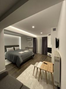 Ένα ή περισσότερα κρεβάτια σε δωμάτιο στο Varvitsiotis Studios