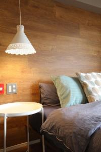 Habitación con cama, mesa y lámpara. en Shinjuku 1003, en Tokio 2 fotos más