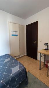 Posteľ alebo postele v izbe v ubytovaní Habitación con cama doble, piso compartido en Avenida Blasco Ibáñez