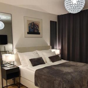 ein Schlafzimmer mit einem großen weißen Bett mit zwei Kissen in der Unterkunft Myplace in Oulu Studio Koulukatu in Oulu