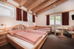 Giường trong phòng chung tại Berghotel Bodenalpe
