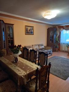 een eetkamer met een tafel en een tafel en stoelen bij Приватна садиба in Truskavets