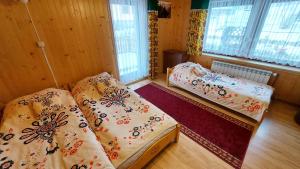 Łóżko lub łóżka w pokoju w obiekcie Willa Stachoniówka