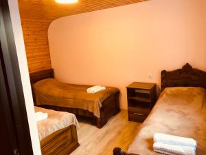 Ein Bett oder Betten in einem Zimmer der Unterkunft River side SVANETI