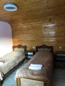 Ein Bett oder Betten in einem Zimmer der Unterkunft River side SVANETI