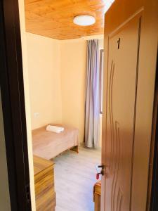 Ein Bett oder Betten in einem Zimmer der Unterkunft River side SVANETI