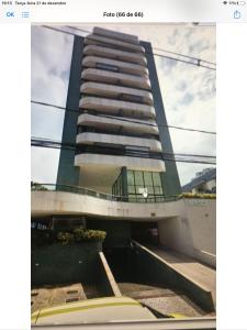 un edificio alto con escaleras delante en Yate Residencial, en Salvador