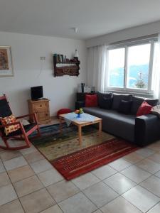 ein Wohnzimmer mit einer Couch und einem Tisch in der Unterkunft Haus Mauken - Appartments mit Panoramablick in Murau